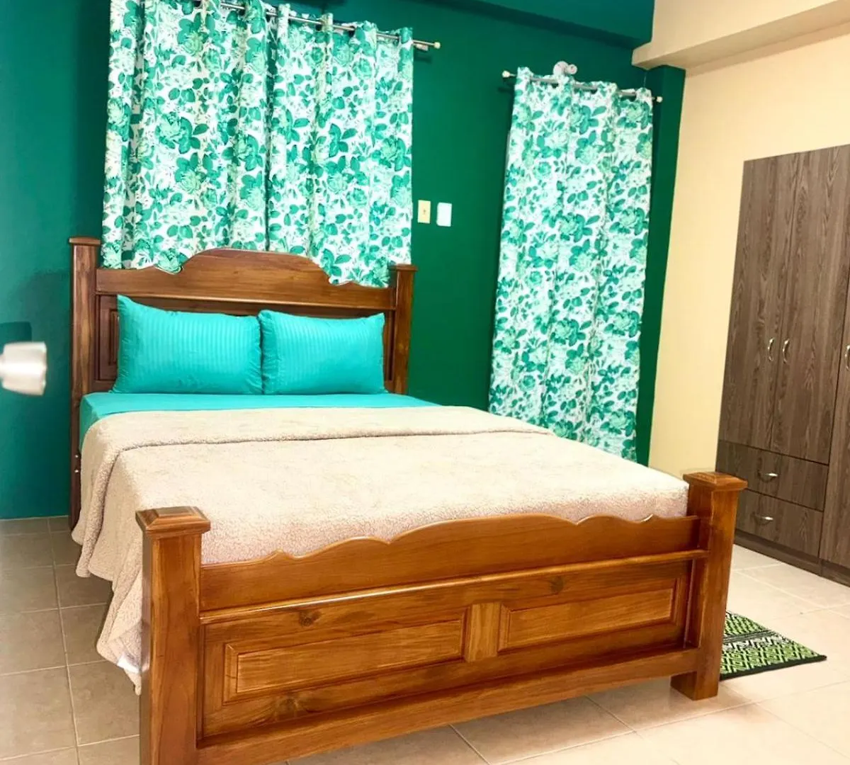Lambeau Cozy One Bedroom Apartment Pool Side